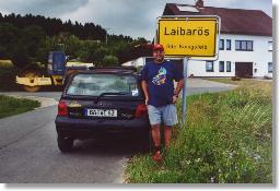 Micha mit Quattro-T-Shirt und -Aufkleber in Laibarös